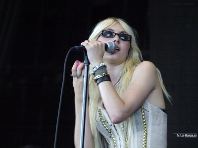  The Pretty Reckless - Vans Wrapped Tour 2010 - Hartford, CT