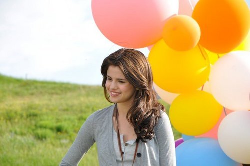  selena's más pix from "dream out loud".......