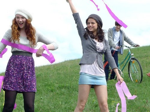  selena's mais pix from "dream out loud".......