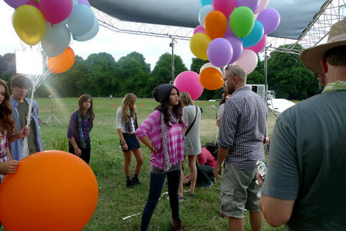 selena's mais pix from "dream out loud".......