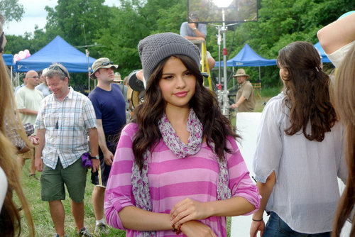  selena's 더 많이 pix from "dream out loud".......