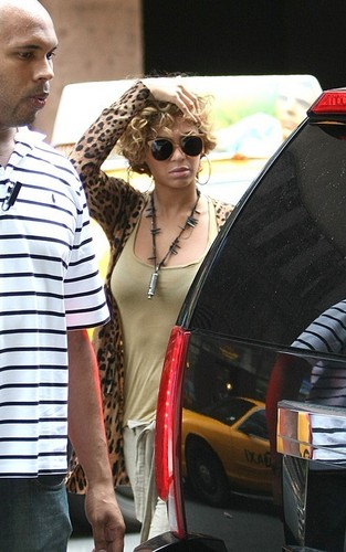  beyonce mostrando off a blonde hairdo in NYC (July 19)
