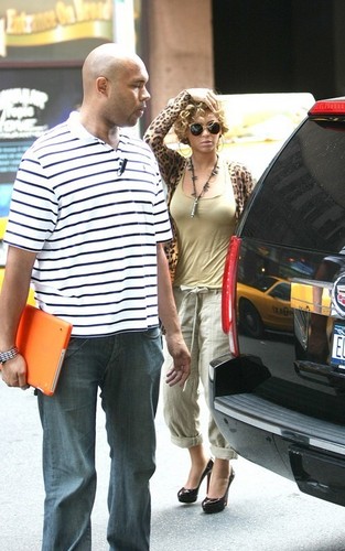 beyonce mostrando off a blonde hairdo in NYC (July 19)