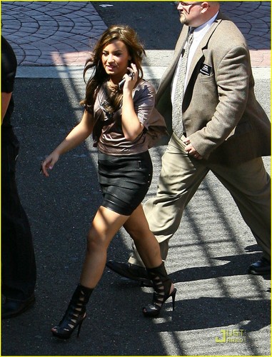  Demi Lovato arriving at the Glendale Galleria (July 17).
