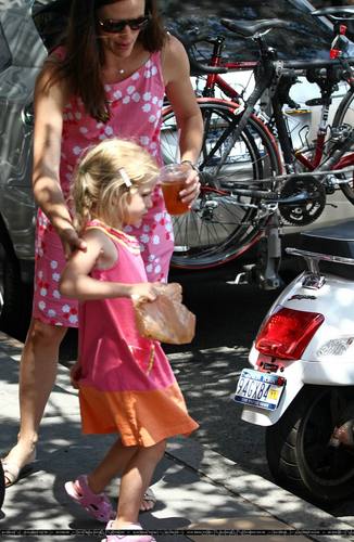  Jen, violet and Seraphina having lunch in NY!