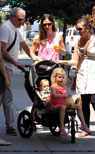  Jen, বেগুনী and Seraphina having lunch in NY!