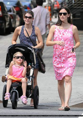  Jen, фиолетовый and Seraphina having lunch in NY!