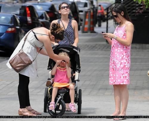 Jen, фиолетовый and Seraphina having lunch in NY!