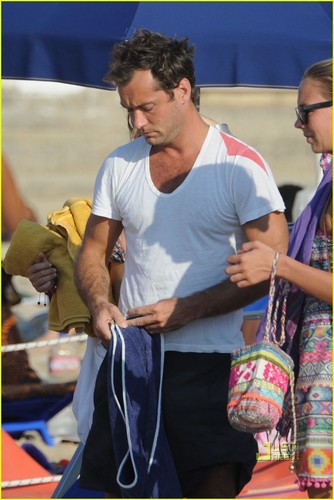 Jude Law & Sienna Miller Bask On The Beach