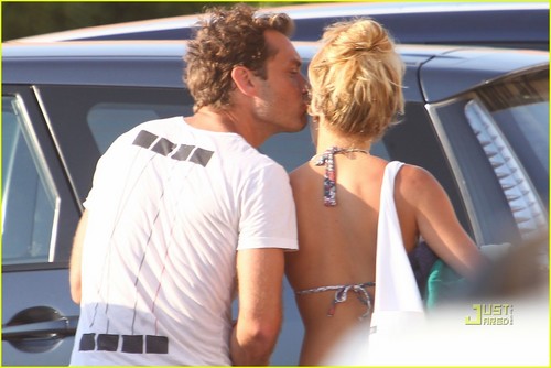  Jude Law & Sienna Miller Bask On The 바닷가, 비치