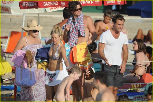  Jude Law & Sienna Miller Bask On The 海滩