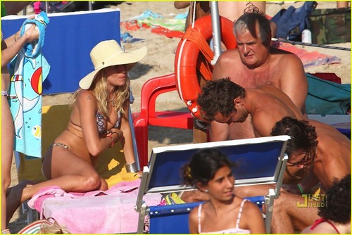  Jude Law & Sienna Miller Bask On The beach, pwani