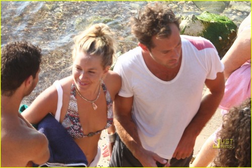  Jude Law & Sienna Miller Bask On The de praia, praia