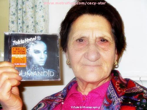 La Abuelita con el CD de Tokio Hotel jajajajajaj