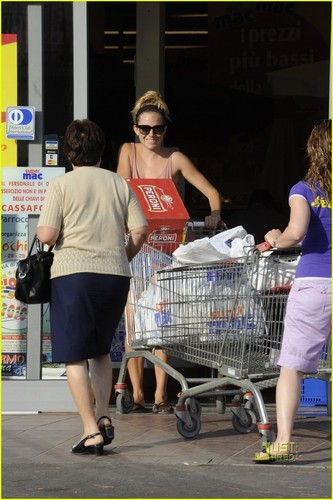  Sienna Miller: Grocery Shopping with Jude Law!