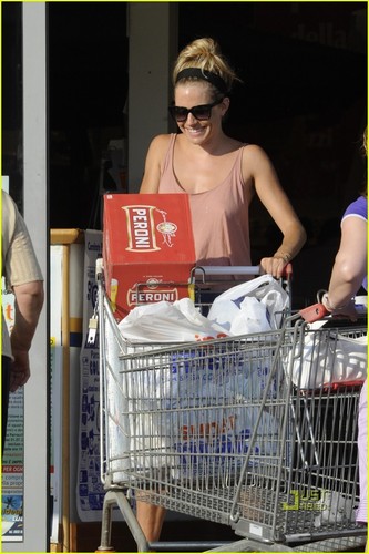  Sienna Miller: Grocery Shopping with Jude Law!