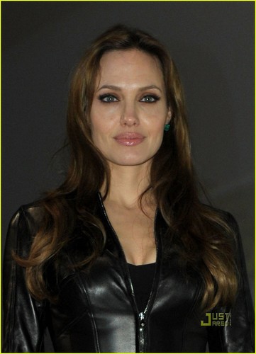  Angelina Jolie Pours Salt on Comic-Con