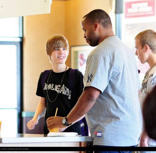  Justin bieber goes to the boston market with some Друзья