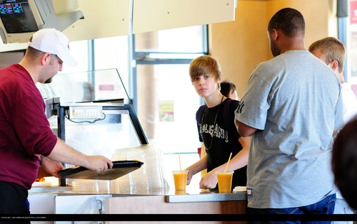  Justin bieber goes to the boston market with some বন্ধু