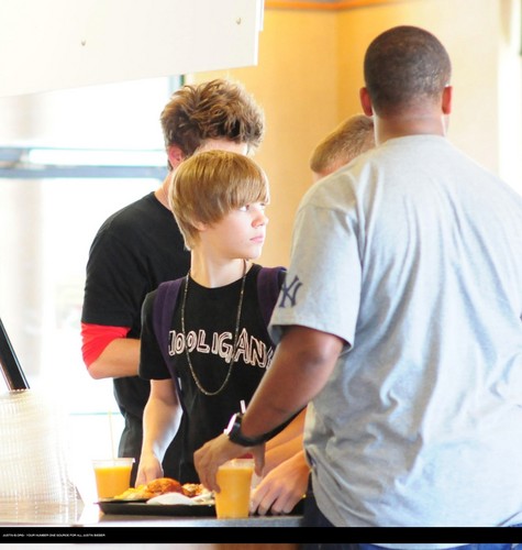  Justin bieber goes to the boston market with some Những người bạn
