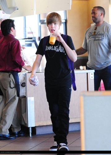  Justin bieber goes to the boston market with some mga kaibigan