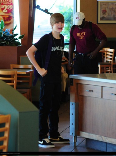  Justin bieber goes to the boston market with some mga kaibigan