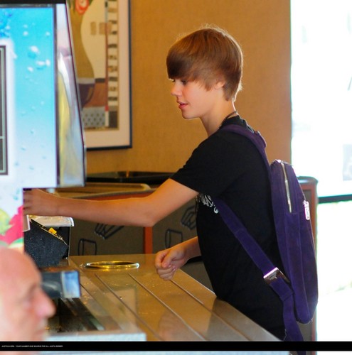  Justin bieber goes to the boston market with some 老友记