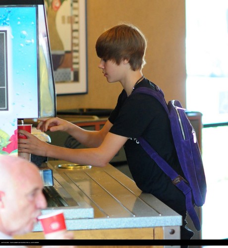  Justin bieber goes to the boston market with some دوستوں