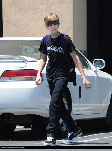  Justin bieber goes to the boston market with some vrienden
