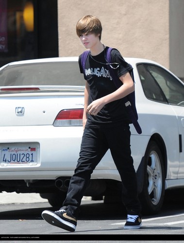  Justin bieber goes to the boston market with some फ्रेंड्स