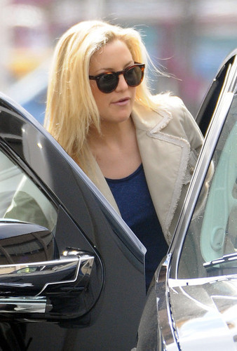  Kate Hudson arriving to the set of "Something Borrowed" (June 17)