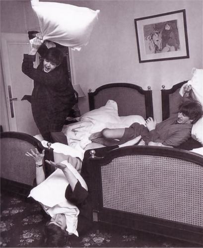  bantal fight with The Beatles
