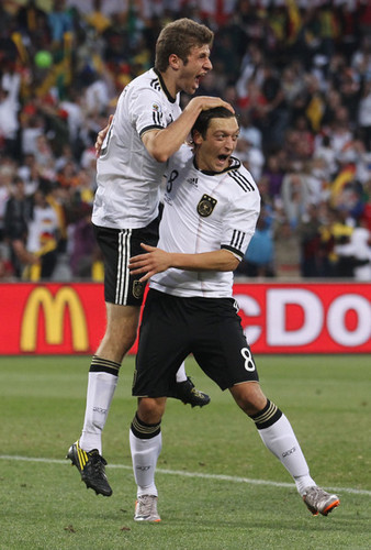  Thomas Müller:Mesut Özil (still celebrating)