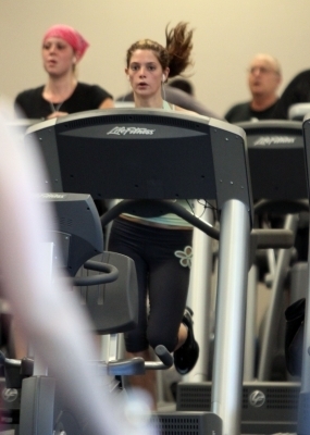  Ashley Greene - working out