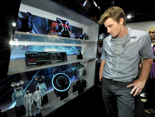  Hedlund @ Comic-Con 2010 - Tron Legacy Booth