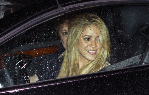 Shakira Goes to Dinner