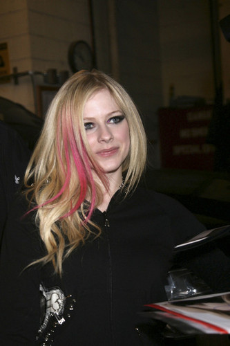  Avril Lavigne Leaves ABC Morning tunjuk