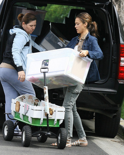  Jessica Alba Unloading A অগ্রদূত In Beverly Hills