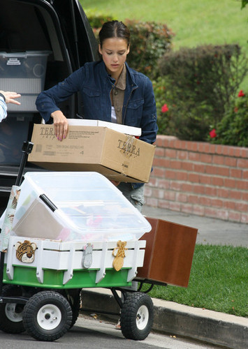  Jessica Alba Unloading A वैन, वान In Beverly Hills