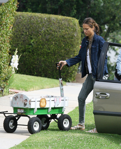  Jessica Alba Unloading A 面包车, 范 In Beverly Hills