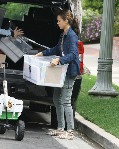 Jessica Alba Unloading A Van In Beverly Hills