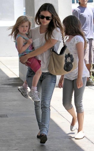  Rachel Bilson out with family in LA (July 28).