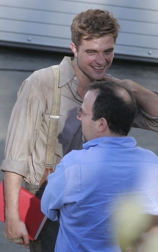  Robert Pattinson with his bitten hand on the set of "Water for Elephants" (July 28).