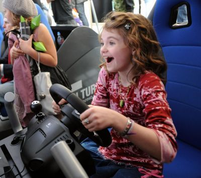  8 বছর Renesmee playing at arcade