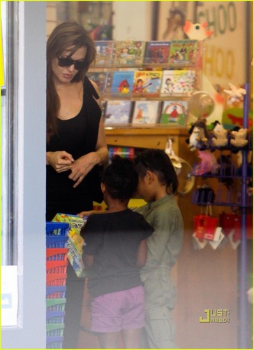  Angelina & Kids out in Oakland