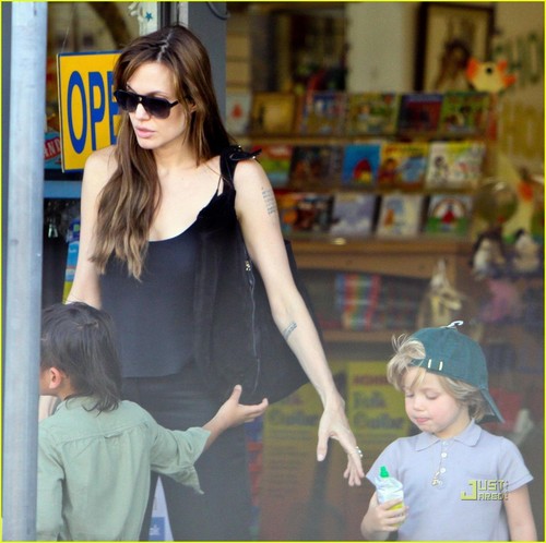  Angelina & Kids out in Oakland