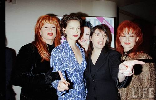  Ashley, Wynonna, and Naomi Judd in August 1998 (1)