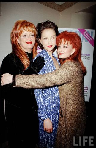  Ashley, Wynonna, and Naomi Judd in August 1998 (6)