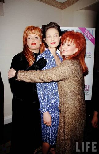  Ashley, Wynonna, and Naomi Judd in August 1998 (7)