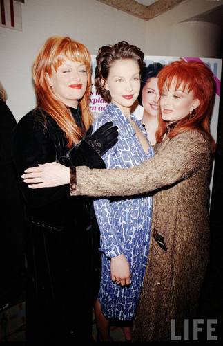  Ashley, Wynonna, and Naomi Judd in August 1998 (8)